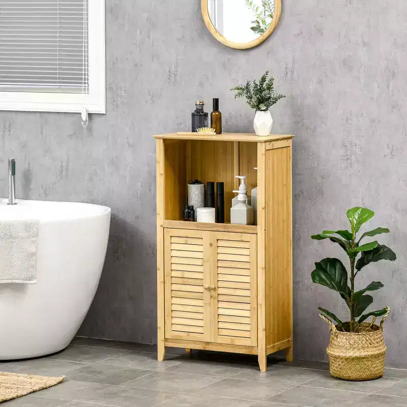 Meuble de salle de bain en bambou avec plusieurs étagères et portes, naturel